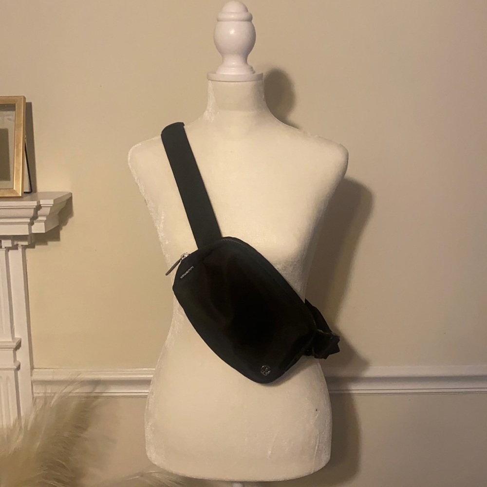 Lululemon Everywhere Belt Bag (Black) - Never worn, New